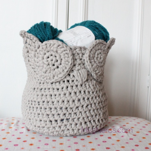 Owl basket, seen on missneriss.com.  Pattern to buy on Craftsy.