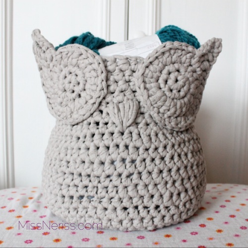 Owl basket, seen on missneriss.com.  Pattern to buy on Craftsy.