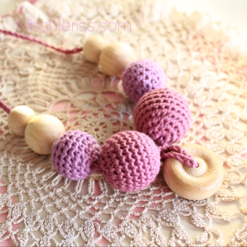 Crochet teething necklace on missneriss.com #baby #crochet #teething