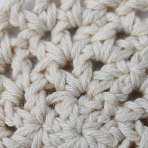 Looking closer at the V-Stitch on missneriss.com #crochet #stitch #scheepjes #scheepjeswol #cotton8