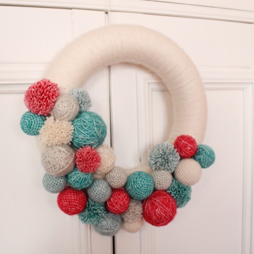 Christmas Wreath for the Scheepjes Christmas Blog Hop - see all ten amazing designs and their free patterns, including how to make this wreath for yourself!