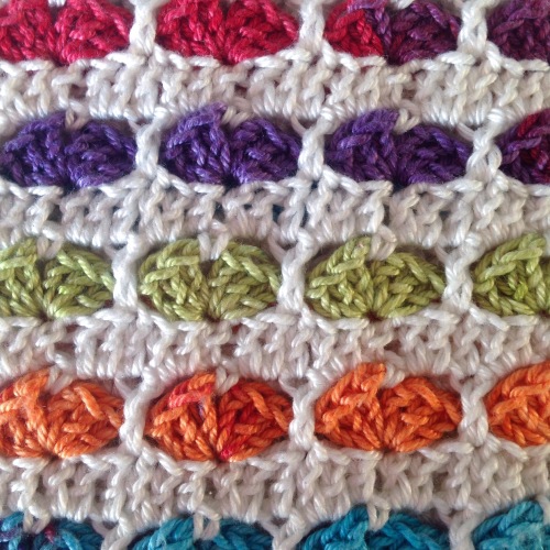 Heart stitch from the front - free crochet tutorial on by @missneriss