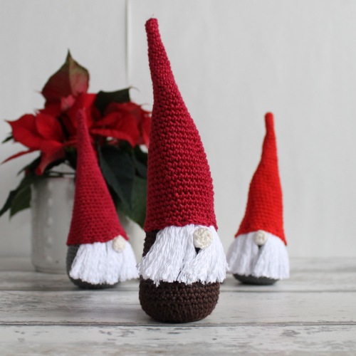 crochet amigurumi Scandinavian Christmas gnomes, free tutorial on missneriss.com