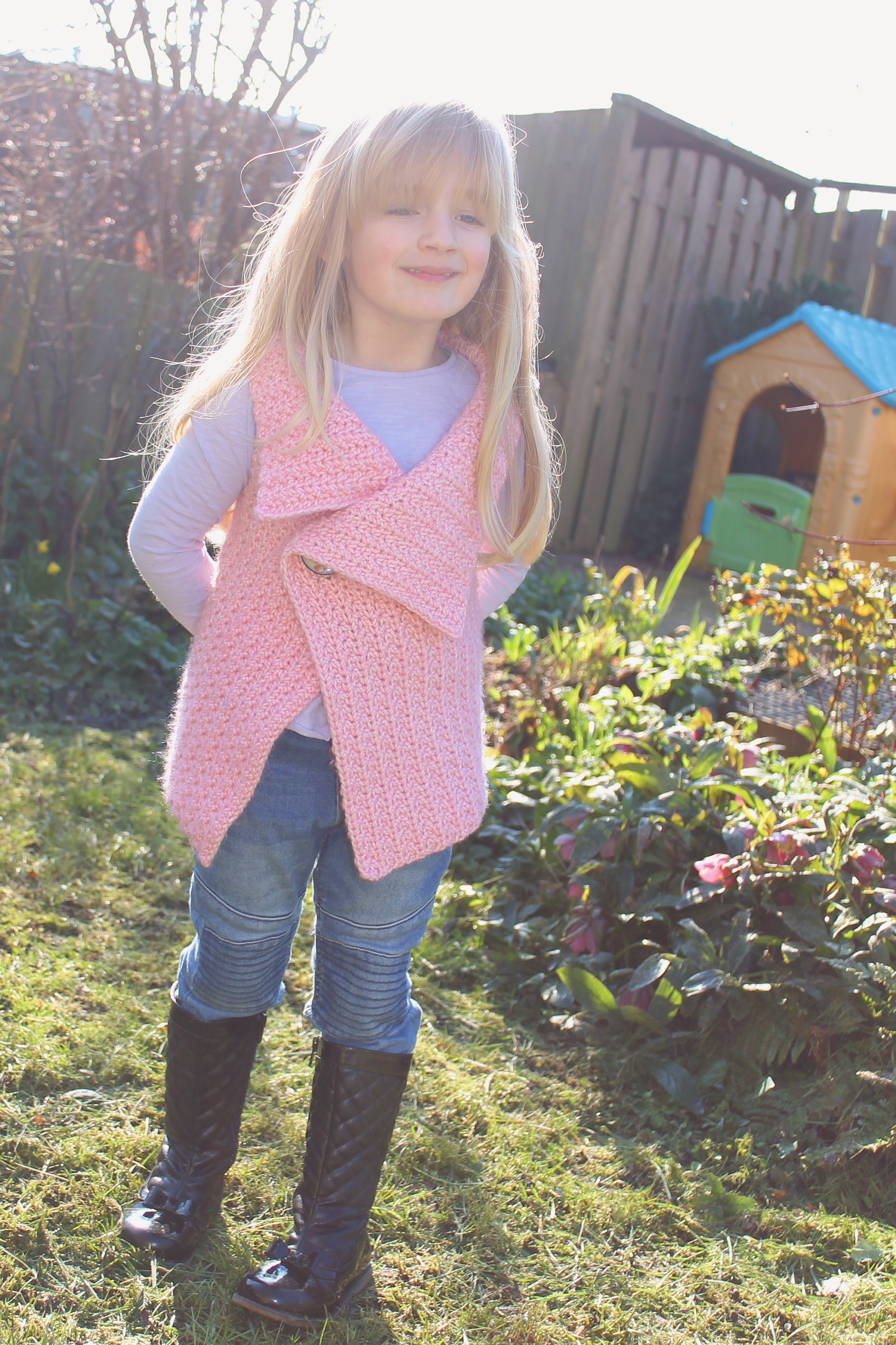 Peek-a-boo button wrap for kids. Using Scheepjes Stone Washed XL, designed by MissNeriss.