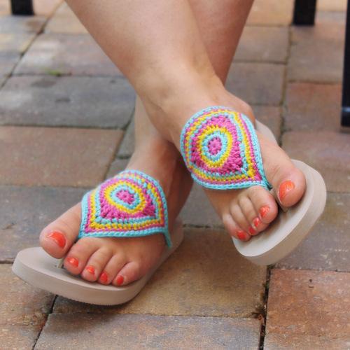 crochet flip flops https://missneriss.com/2015/08/07/bloom-flip-flops-free-pattern/